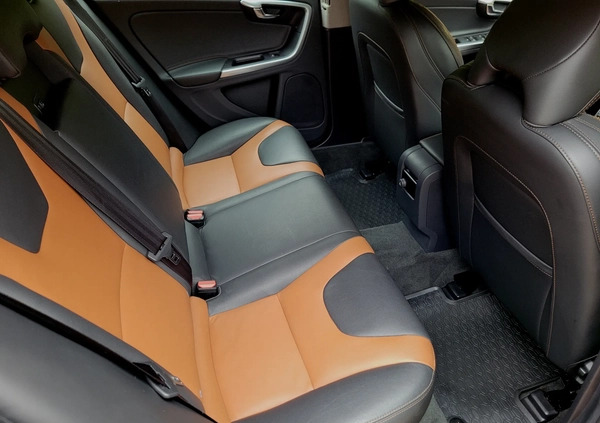 Volvo V60 Cross Country cena 68800 przebieg: 199000, rok produkcji 2017 z Opoczno małe 436